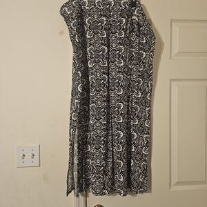 Old Navy Black and White Patterned A-Line Skirt